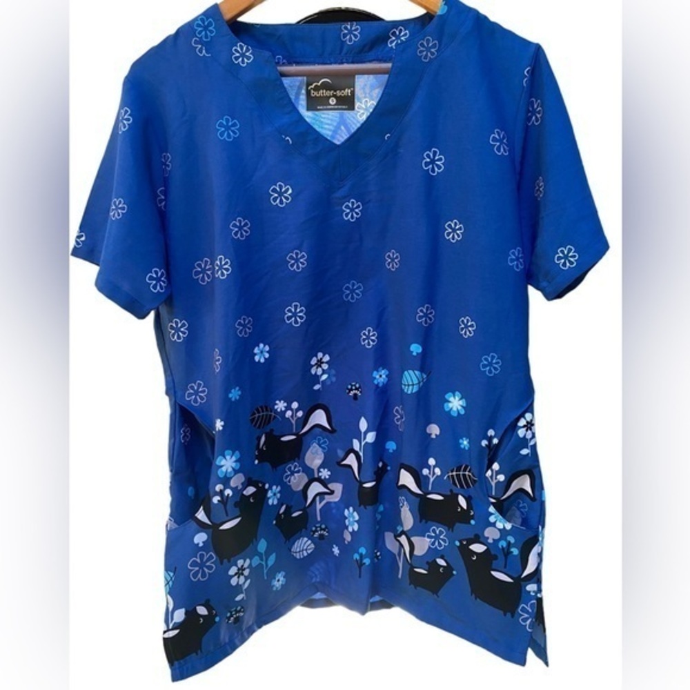 Butter soft women’s blue skunk flower short sleeve slinky scrub top small kids
